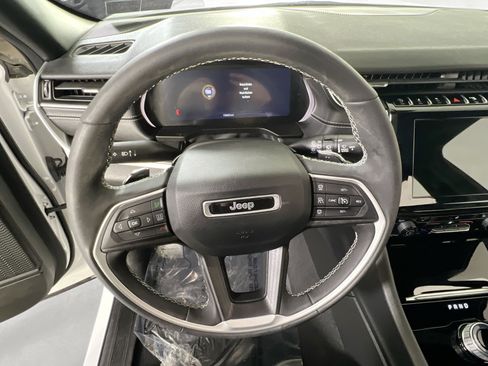 Used 2023 Jeep Grand Cherokee Altitude AWD/4WD image 11