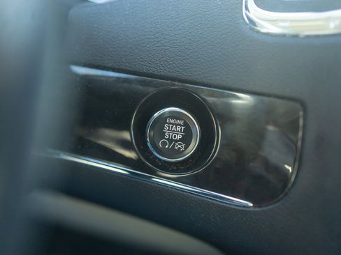 Used 2015 Chrysler Town & Country Touring w/ Driver Convenience Group image 9