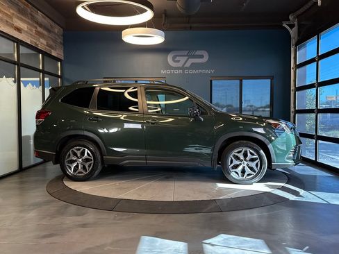 Used 2024 Subaru Forester Premium AWD/4WD image 2