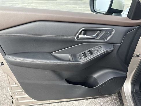 Used 2023 Nissan Rogue Platinum w/ Platinum Premium Package image 12