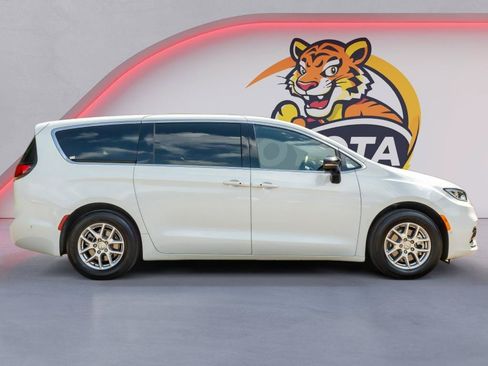 Used 2025 Chrysler Pacifica Select FWD image 4