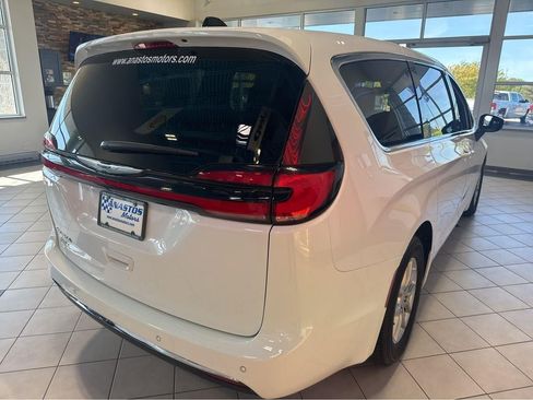 Used 2025 Chrysler Pacifica Select FWD image 13