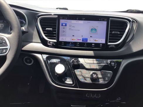 Used 2025 Chrysler Pacifica Select FWD image 14