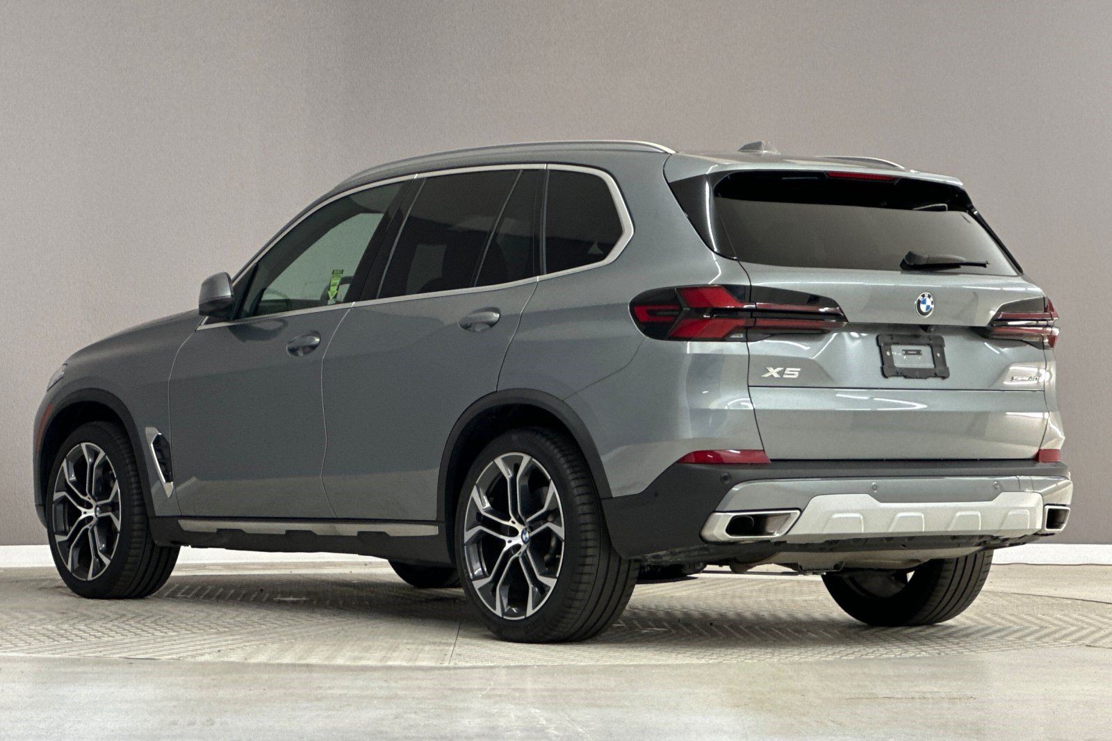 Used 2026 BMW X5 sDrive40i w/ Parking Assistance Package RWD image 3
