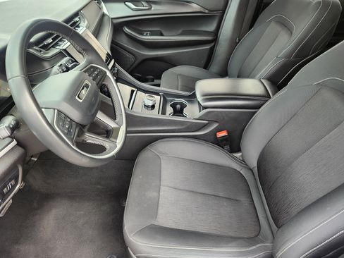 Used 2023 Jeep Grand Cherokee Laredo AWD/4WD image 9