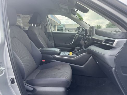 Used 2024 Toyota Highlander LE image 14