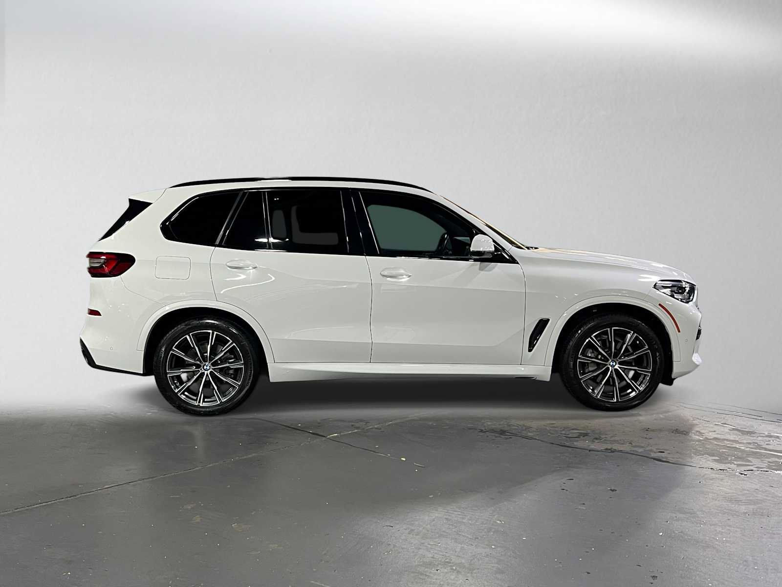 Used 2023 BMW X5 xDrive40i w/ M Sport Package AWD/4WD image 2