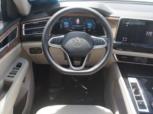 Used 2024 Volkswagen Atlas SE AWD/4WD image 5