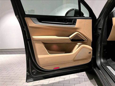Used 2025 Porsche Cayenne S image 26