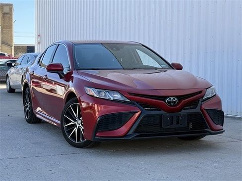 Used 2021 Toyota Camry SE image 2