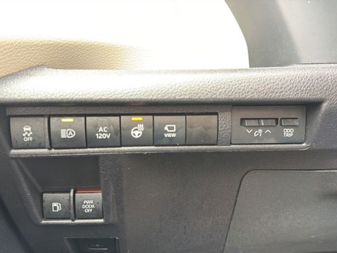 Used 2025 Toyota Sienna Platinum AWD/4WD image 16