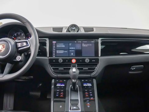 Used 2026 Porsche Macan AWD/4WD image 34
