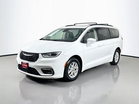 Used 2022 Chrysler Pacifica Touring-L w/ Uconnect Theater Family Group FWD image 1