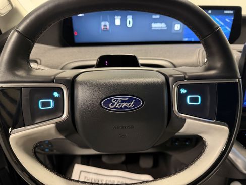 Used 2025 Ford Expedition Platinum image 19