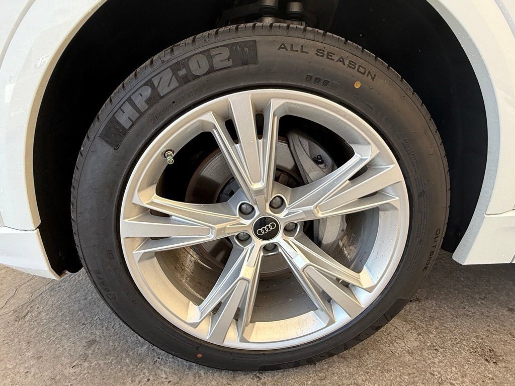 Used 2023 Audi Q8 Premium Plus w/ Premium Plus Package AWD/4WD image 3