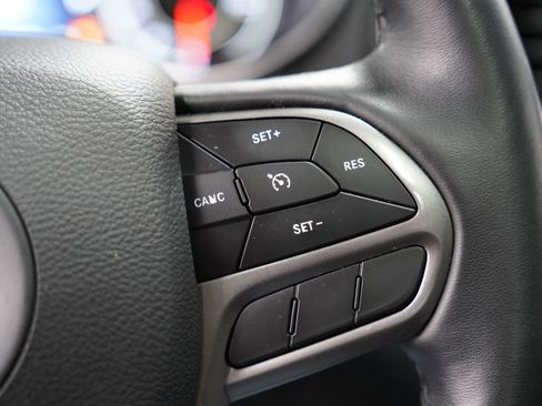 Used 2019 Jeep Cherokee Limited image 18