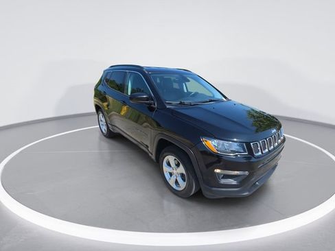 Used 2018 Jeep Compass Latitude FWD image 2