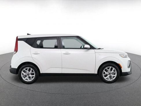 Used 2025 Kia Soul LX w/ LX Technology Package FWD image 10