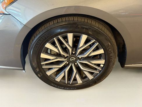 Used 2025 Nissan Altima 2.5 SV FWD image 11