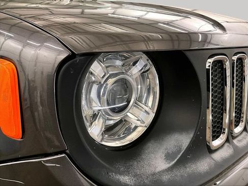 Used 2018 Jeep Renegade Latitude w/ UConnect 8.4 Nav Group AWD/4WD image 27