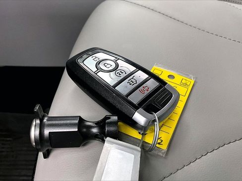 Used 2025 Ford Escape SE w/ PHEV Premium Package image 11