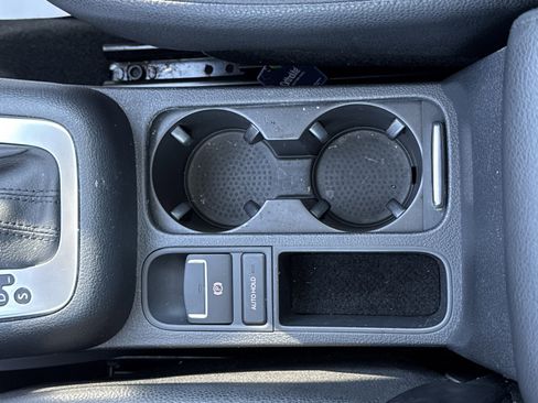 Used 2011 Volkswagen Tiguan S image 9