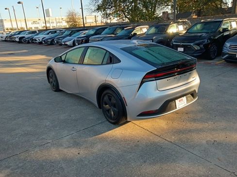 Used 2025 Toyota Prius LE image 12