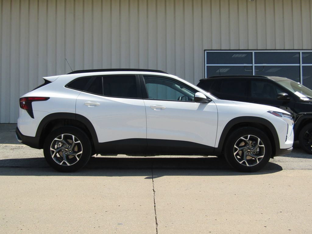 Used 2025 Chevrolet Trax LT w/ LT Convenience Package FWD image 2