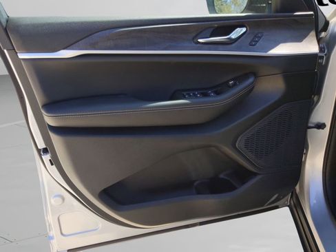 New 2025 Jeep Grand Cherokee Limited RWD image 12