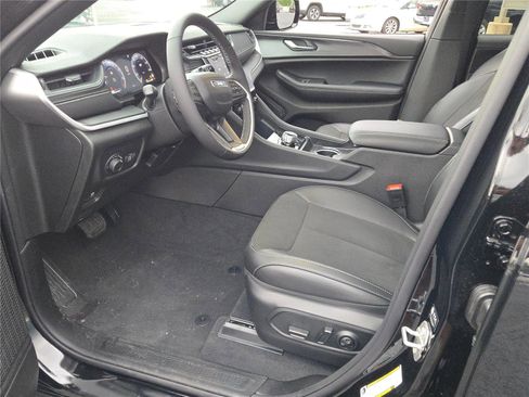 New 2025 Jeep Grand Cherokee Altitude image 25