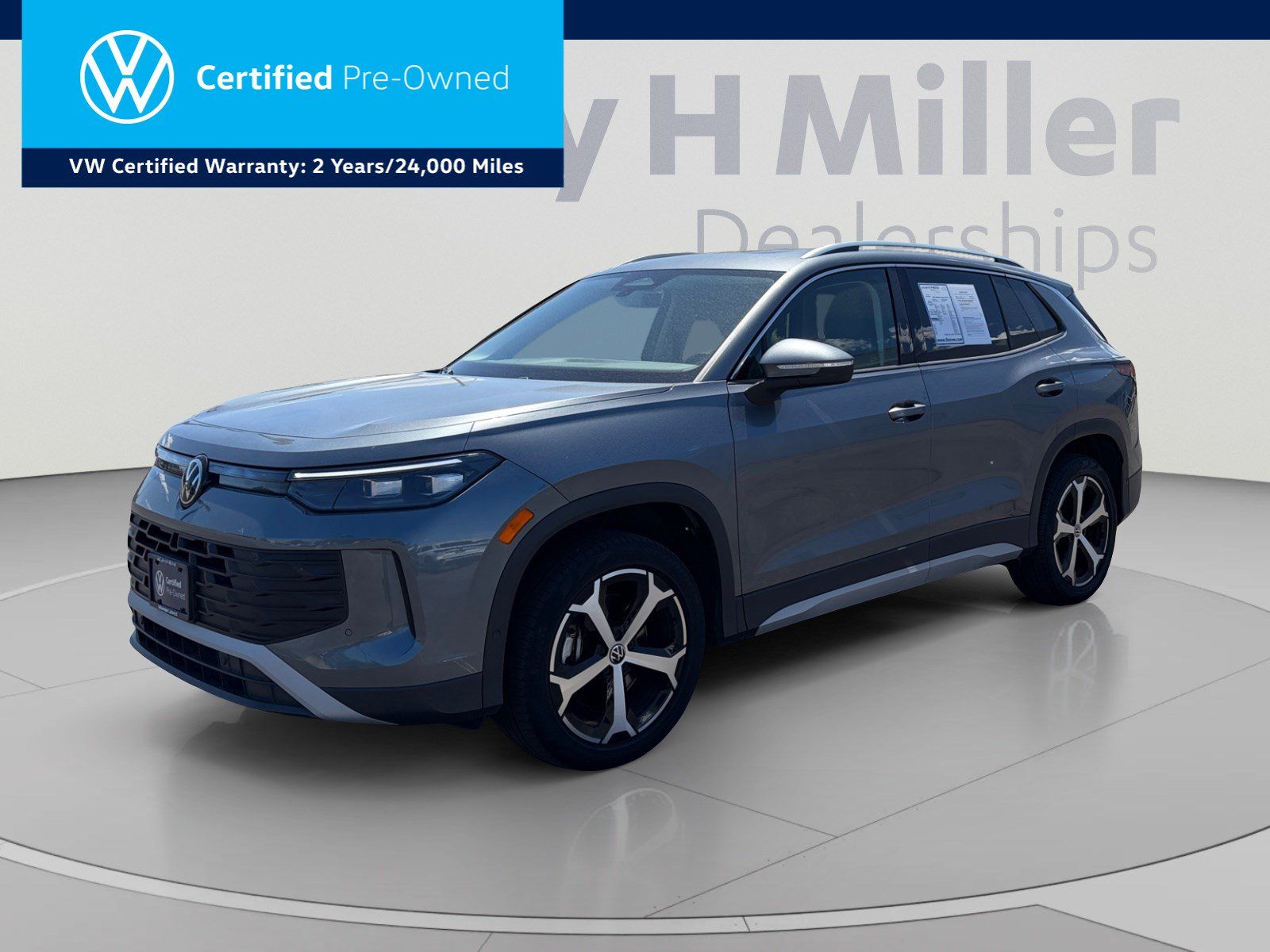 Certified 2025 Volkswagen Tiguan SE w/ Panoramic Sunroof Package AWD/4WD image 1