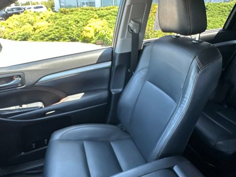 Used 2019 Toyota Highlander XLE AWD/4WD image 35