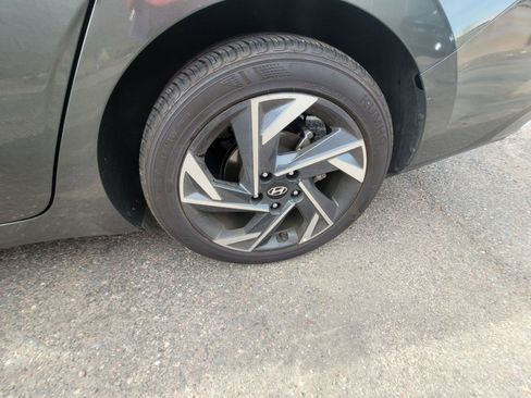 Used 2025 Hyundai Elantra Limited image 12