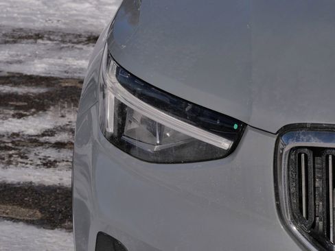 Used 2024 Volvo XC40 B5 Core image 3