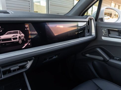 Certified 2026 Porsche Cayenne AWD/4WD image 30