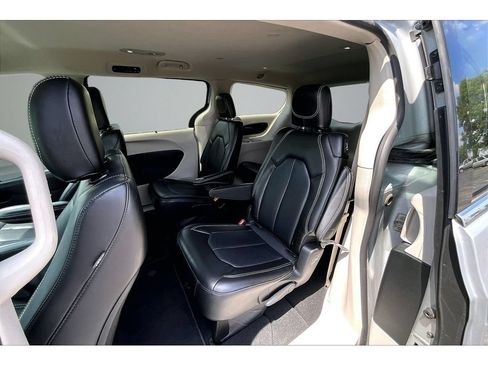 Used 2024 Chrysler Pacifica Touring-L FWD image 31