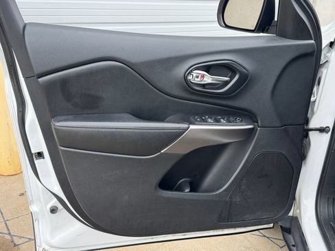 Used 2020 Jeep Cherokee Latitude FWD image 16