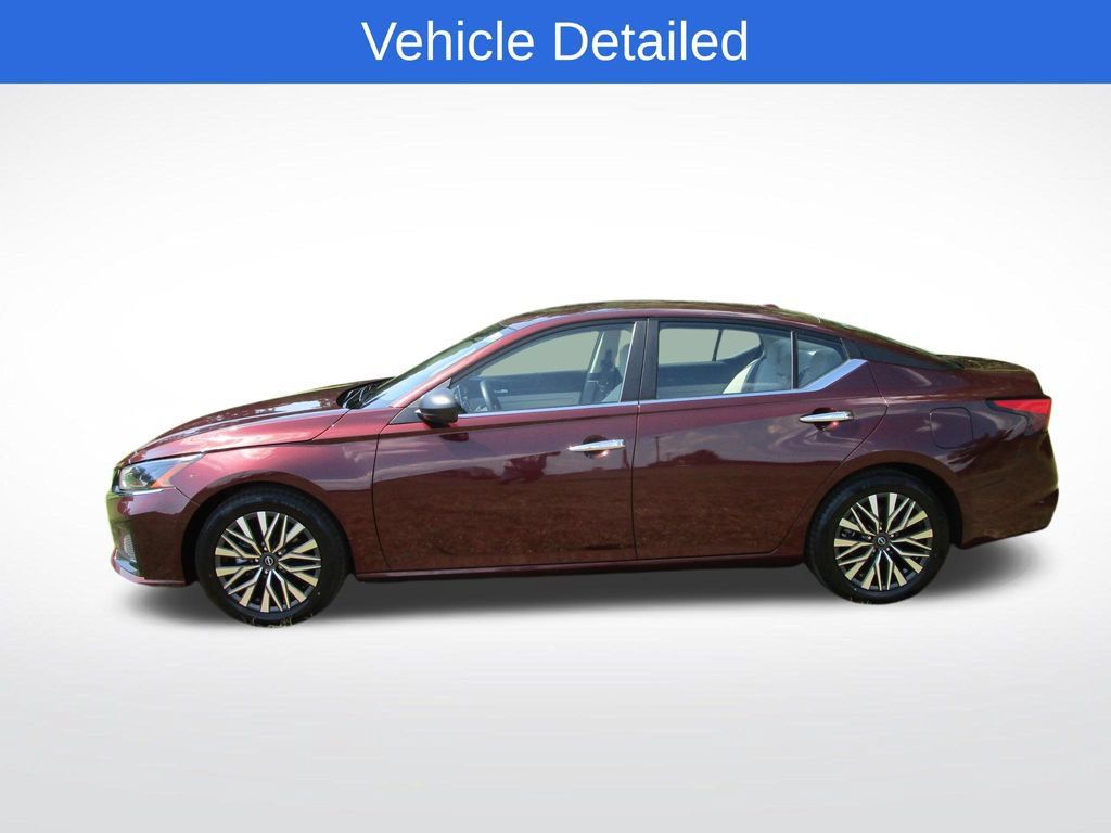 Used 2025 Nissan Altima 2.5 SV FWD image 3