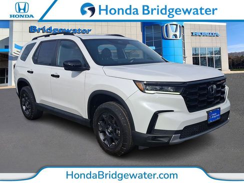 Used 2024 Honda Pilot TrailSport image 1