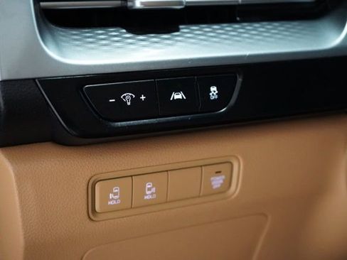 Used 2022 Kia Carnival LX image 21