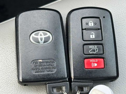 Used 2014 Toyota Highlander XLE image 32
