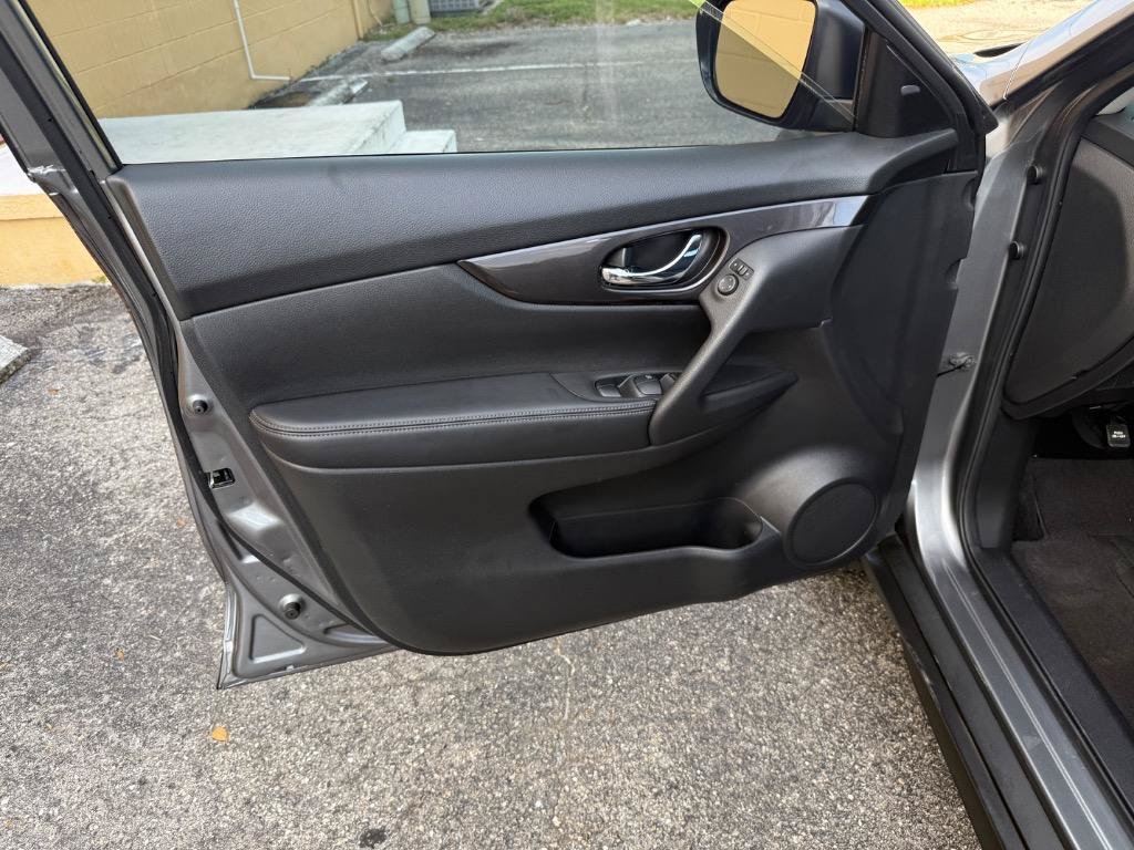 Used 2019 Nissan Rogue SV FWD image 14