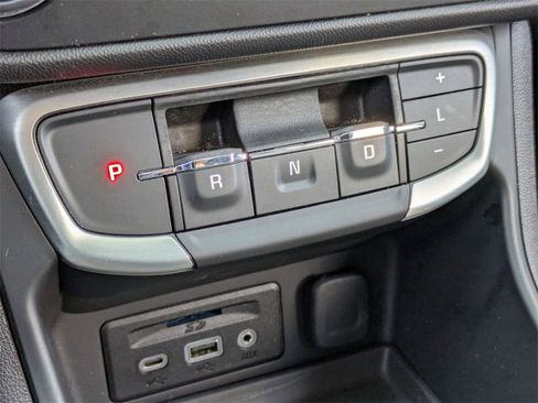 Used 2024 GMC Terrain SLT image 23