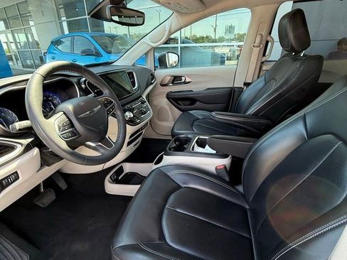 Used 2023 Chrysler Pacifica Touring-L FWD image 5
