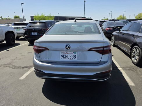 Used 2024 Volkswagen Jetta SE FWD image 8