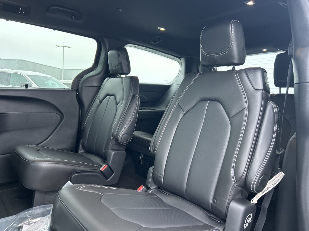 New 2026 Chrysler Pacifica Select w/ S Appearance Package AWD/4WD image 7