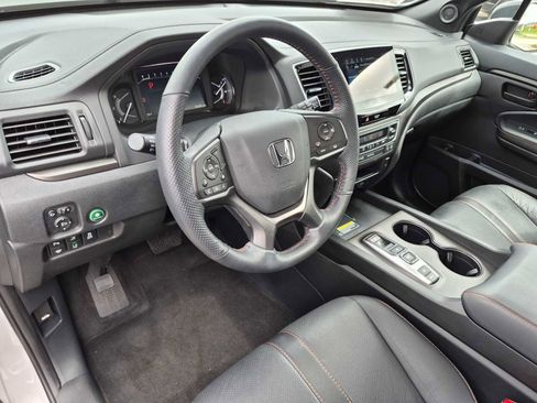 Used 2024 Honda Passport TrailSport image 3