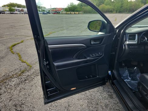Used 2019 Toyota Highlander SE AWD/4WD image 15