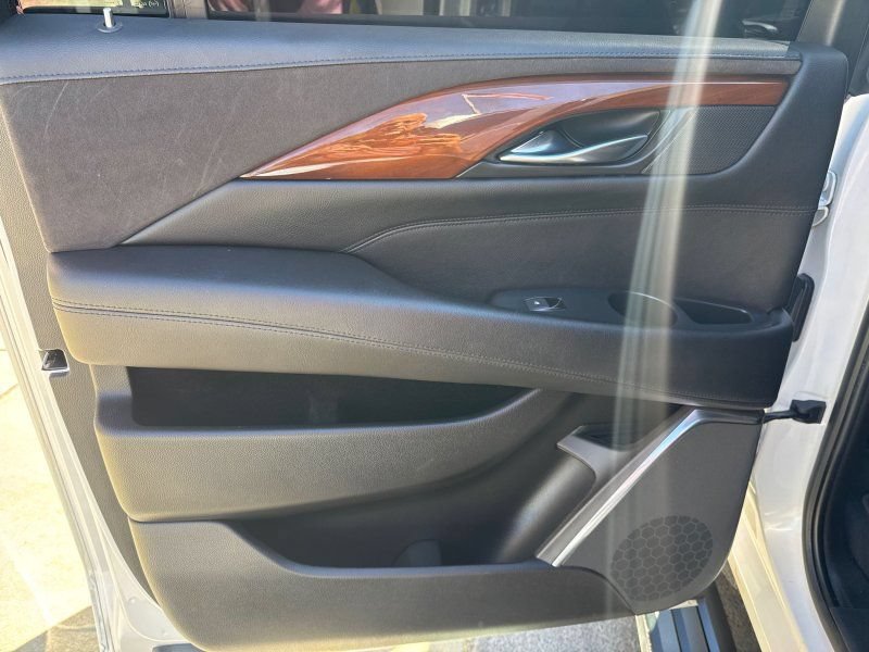Used 2018 Cadillac Escalade ESV Premium Luxury RWD image 16