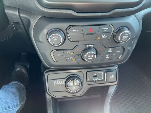 Used 2022 Jeep Renegade Trailhawk w/ Trailer Tow Group AWD/4WD image 22